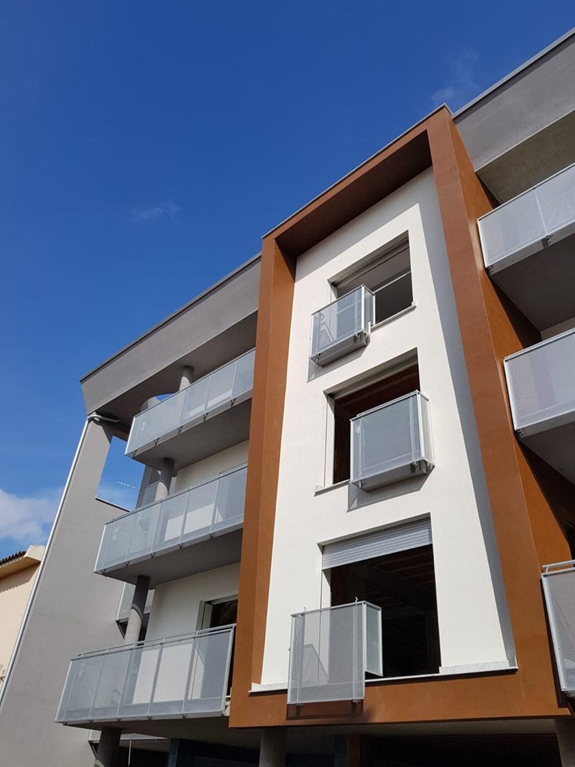 ALUSCALAE Балюстрада с одностворчатой ​​стойкой и алюминиевой панелью sun-id-1434988 - Вид №1