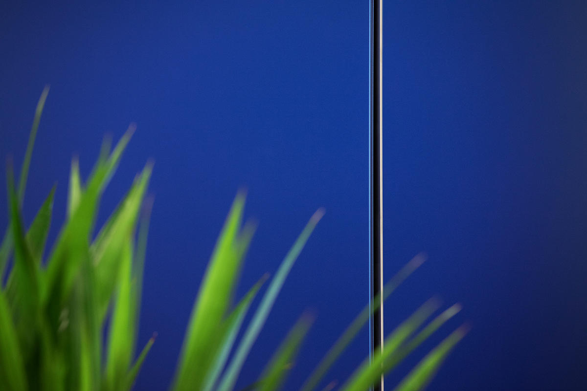 FSRT643 Фрагмент системы выравнивания стен с панелями из стекла vivispectra vektr с индивидуальной прослойкой, показанной в конфигурации отражения с отделкой pearlex + и выступающими ребрами из нержавеющей стали Forms-surfaces  - Вид №19