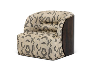 Тканевое кресло с подлокотниками