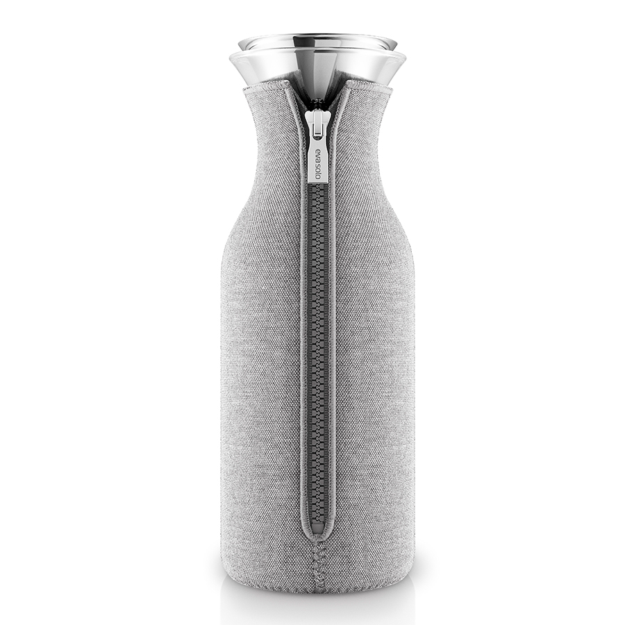 567974 Графин fridge в неопреновом текстурном чехле, 1 л, светло-серый Eva Solo 