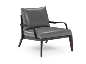 Кожаное кресло с подлокотниками