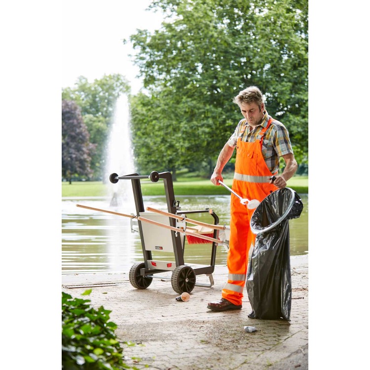01453/2 FLORA Универсальная уборочная тележка дворника FLORA Accurato Compact для сбора отходов на улицах, в городских парках, городских придомовых территориях. Мобильный держатель для мусорного мешка на 120 л  - Вид №1