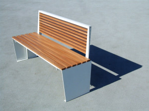 Деревянная и стальная скамья