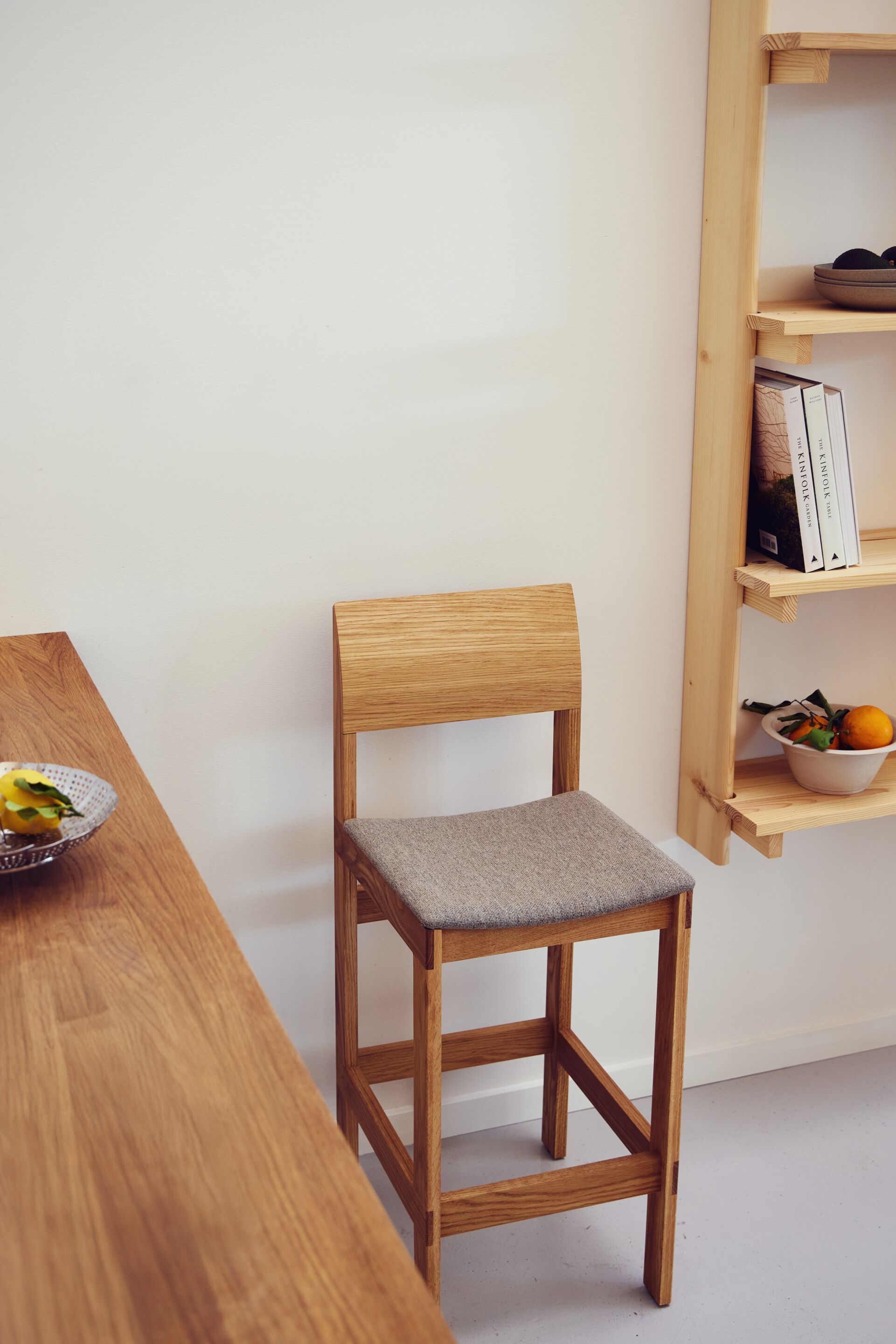 Высокий дубовый стул с мягким сиденьем с подставкой для ног Form & Refine Sonder ARCH-00148035 - Вид №1