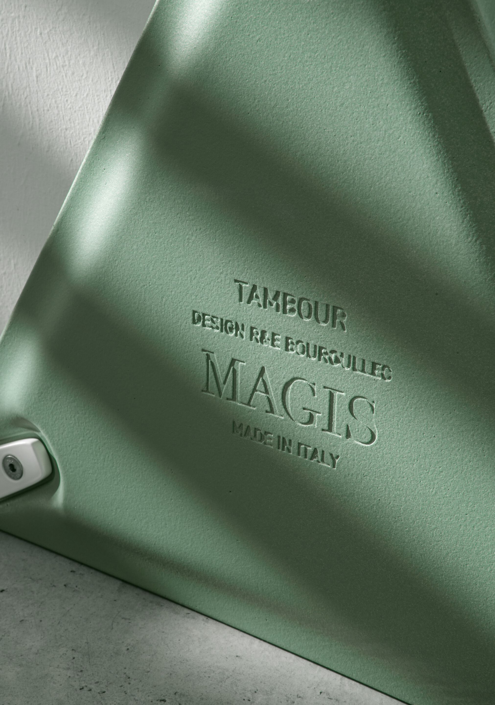 Алюминиевый треугольный высокий журнальный столик с жидким покрытием Magis тамбур ARCH-00152163 - Вид №9