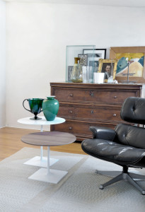 Металлический журнальный столик с основанием