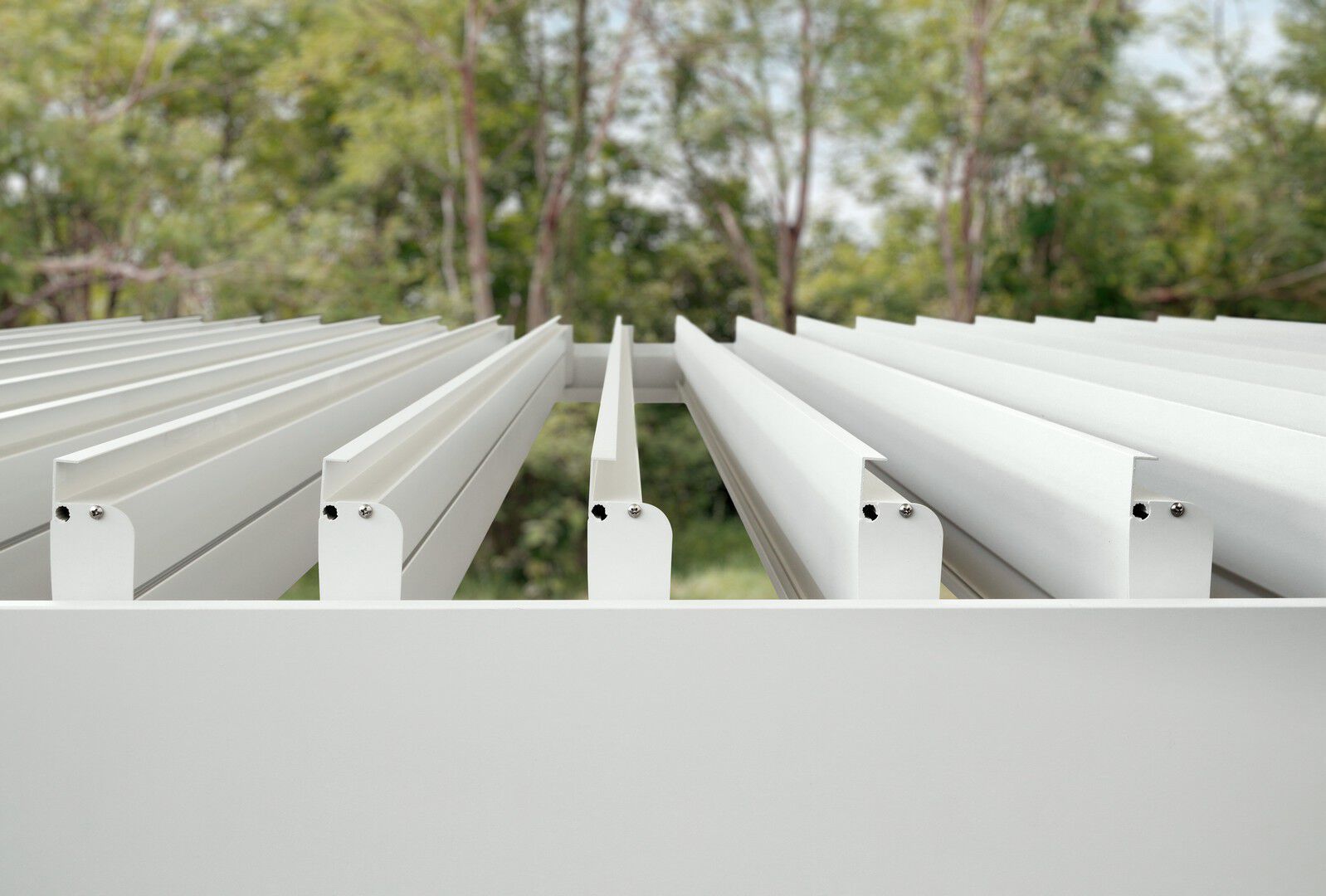 Самонесущая пергола из алюминия с поворотными пластинами BIZZOTTO OCEAN ARCH-00042235 - Вид №43