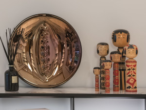 Декоративная стеклянная пластина с титановым покрытием