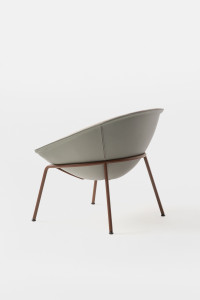 Тканевое кресло с подлокотниками