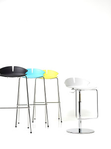 Высокий табурет из полипропилена с подставкой для ног