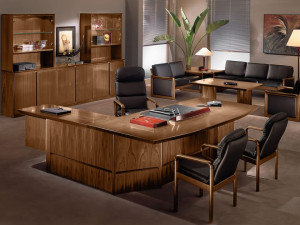 Угловой исполнительный стол из грецкого ореха
