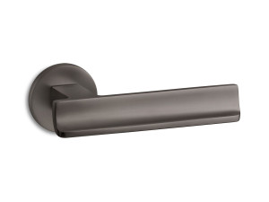 Латунная ручка на розетке