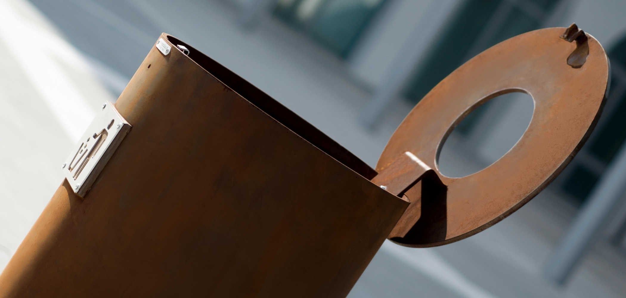 Держатель для мусора из нержавеющей стали Corten™ с крышкой и пепельницей Metalco Spencer ARCH-00084193 - Вид №4