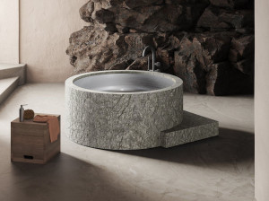 Ванна в центре круглой комнаты