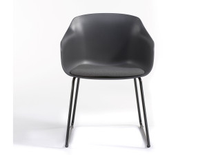 Кресло-сани из инженерного пластика с подлокотниками и встроенной подушкой