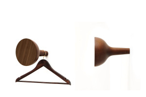 Деревянная настенная вешалка