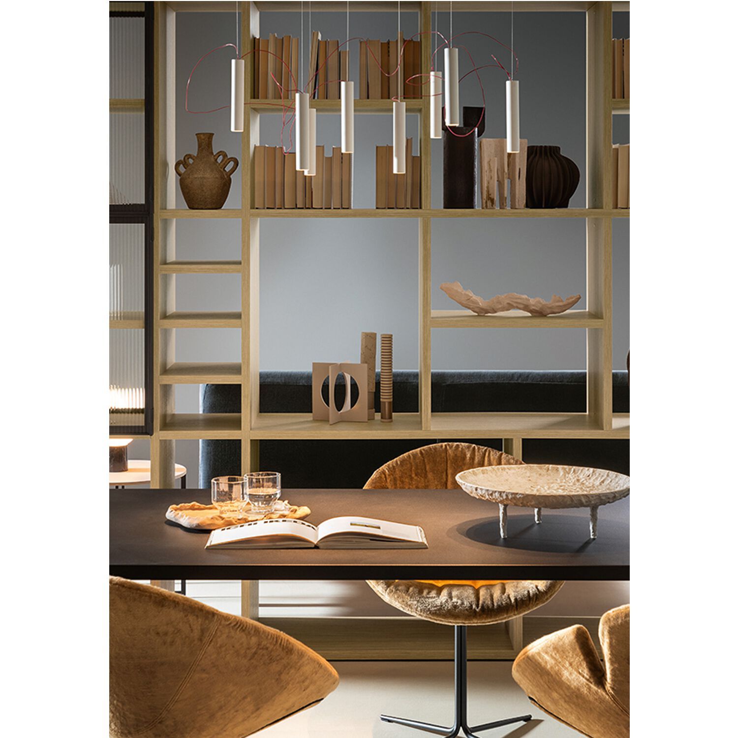 Двухсторонний книжный шкаф из дерева и стекла с креплением пол-потолок Zalf Freespace ARCH-00039199 - Вид №2