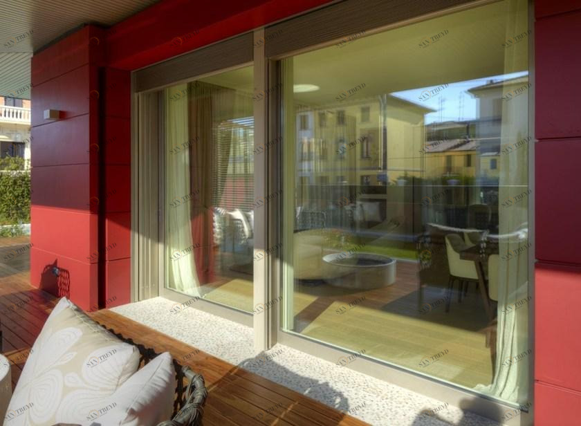 CARMINATI SERRAMENTI Копланарное французское окно из алюминия и дерева Alu 90 sun-id-1424907