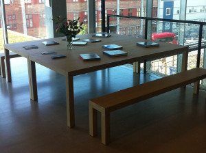 Деревянный прямоугольный стол