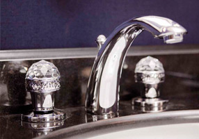 Gentry Home Смеситель для умывальника на три отверстия с выдвижным краном Crystal Темный никель GH100552 - Вид №1