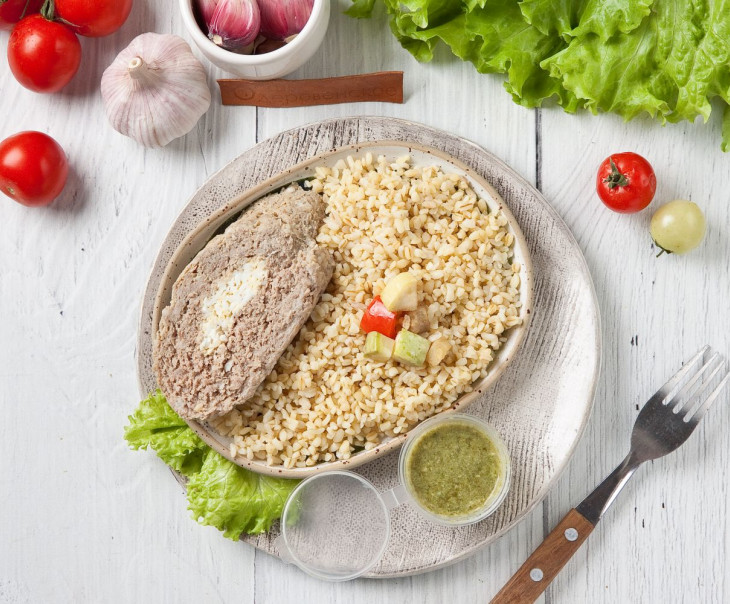 6876 Рулет мясной с яйцом и булгур с овощами Вкусляндия 