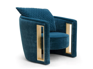 Бархатное кресло с подлокотниками