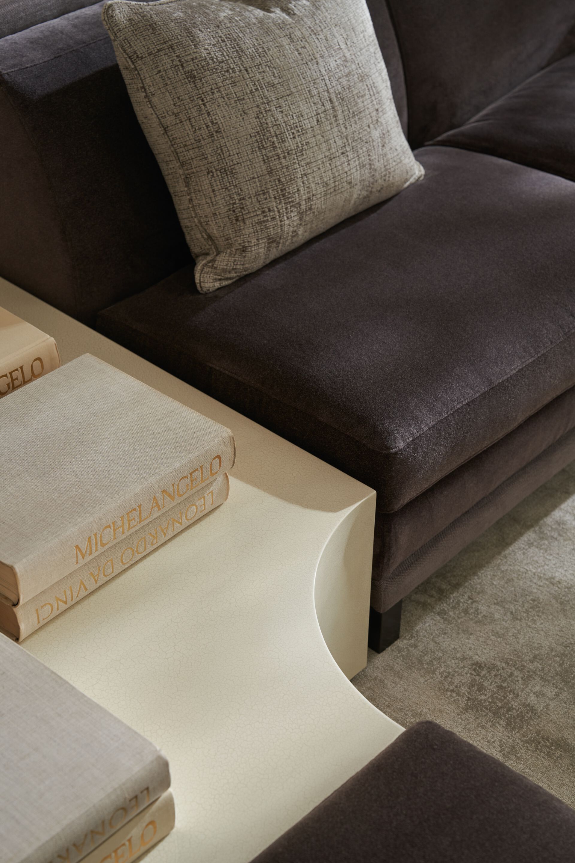 Низкий журнальный столик Caracole BUTTONED UP ARCH-00080503