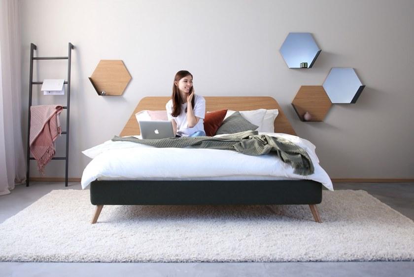 Heavens Двуспальная кровать с тканевым основанием и деревянным изголовьем Teo sun-id-1359998 - Вид №1