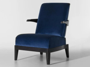 Тканевое кресло с подлокотниками