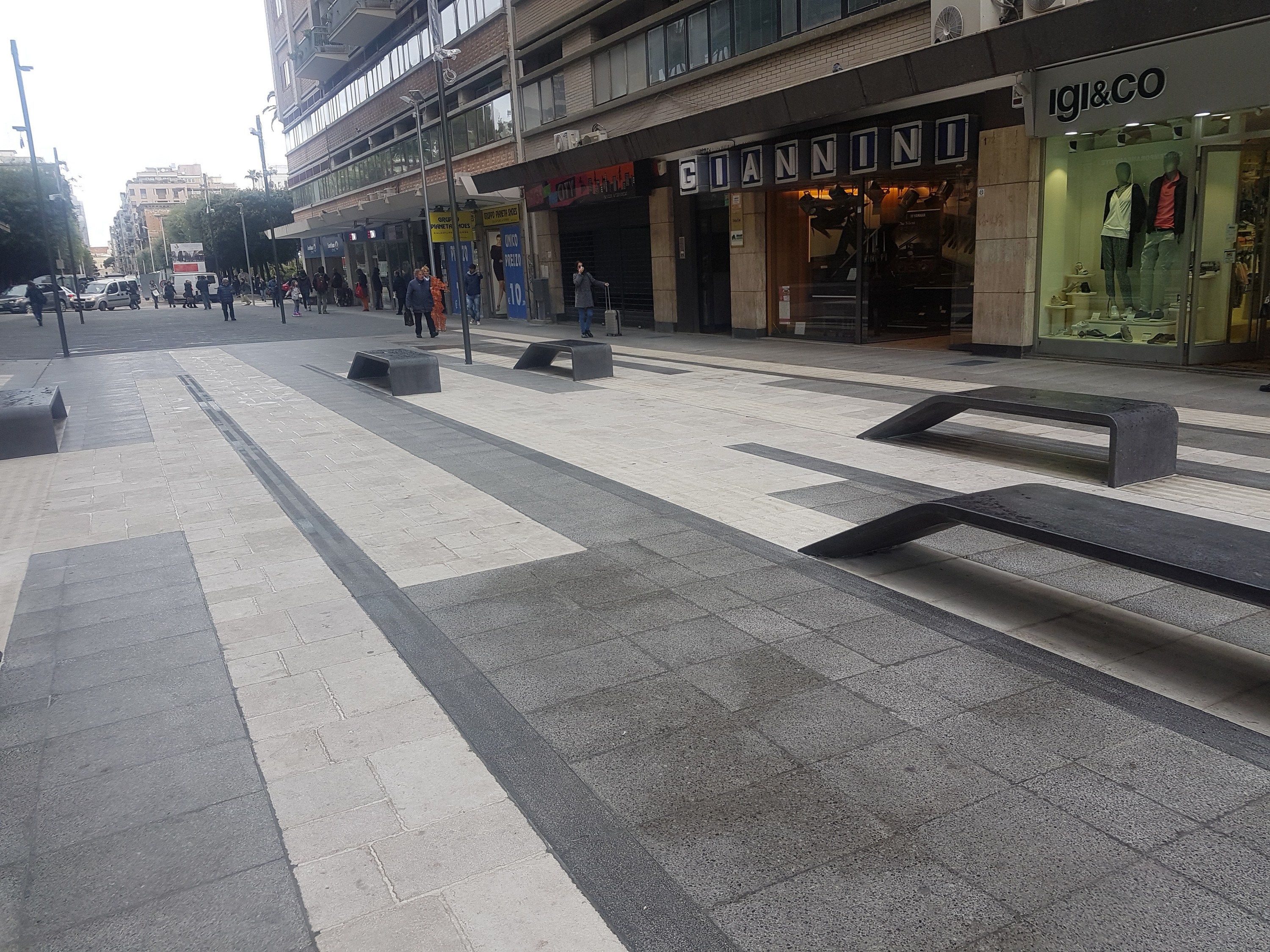 Скамейка без спинки из бетона и черного мрамора Viscio Urban Design Panchina in materiali cementizi ARCH-00015273 - Вид №6