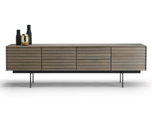 Деревянный шкаф с распашными дверями