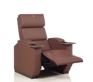 Кожаное кресло с откидывающейся спинкой