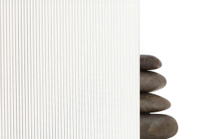 FSRT325 Стекло Vivigraphix graphica показано в конфигурации отражения с вертикальной прослойкой узора 116 в белом цвете и стандартной отделкой Forms-surfaces