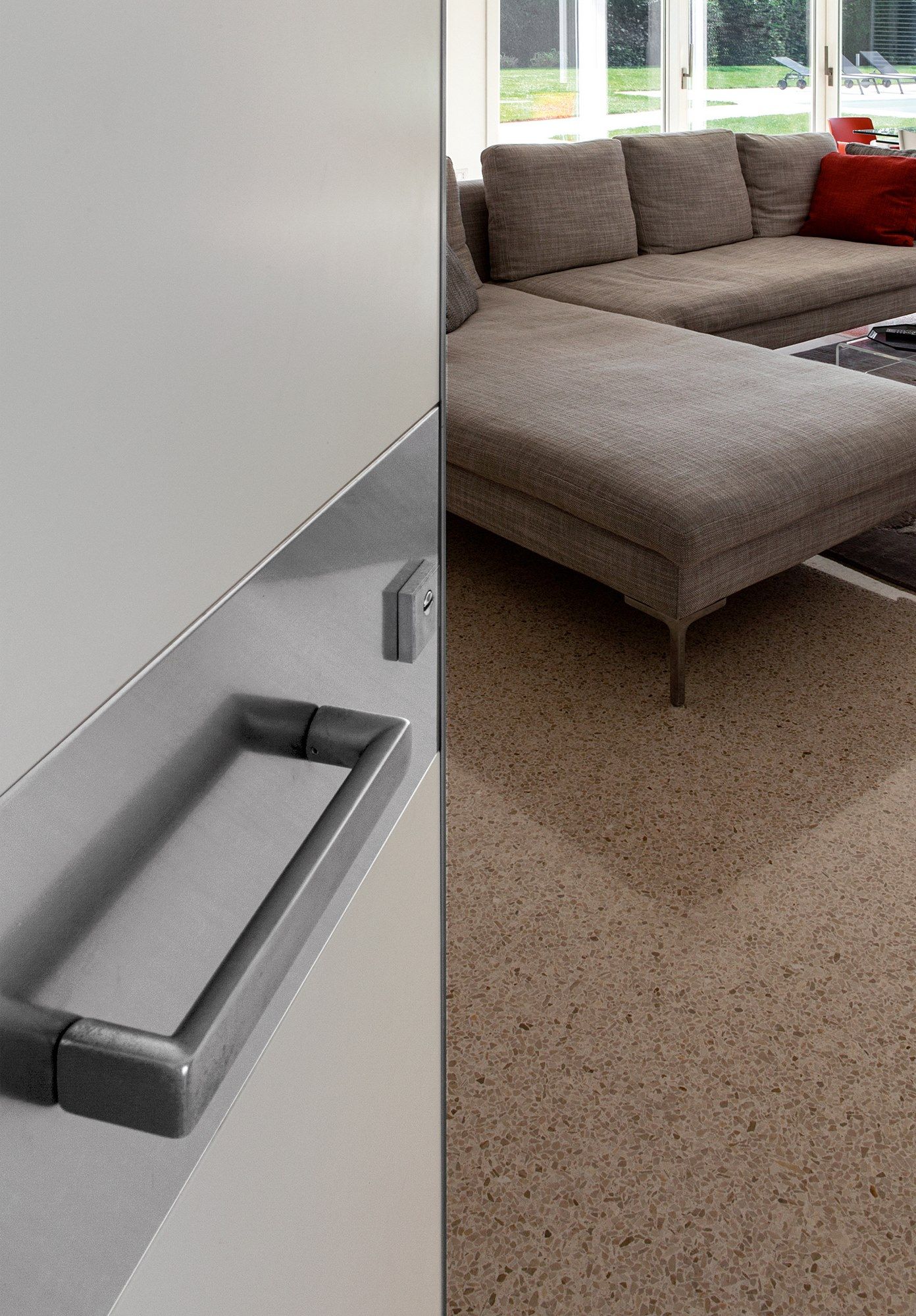 Бронированная входная дверь с облицовкой горизонтальных секторов Oikos Tekno ARCH-00036940 - Вид №2