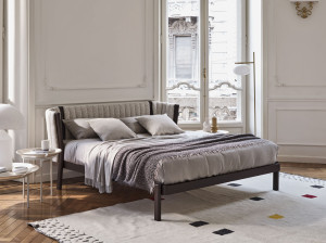 Деревянная двуспальная кровать с мягким изголовьем