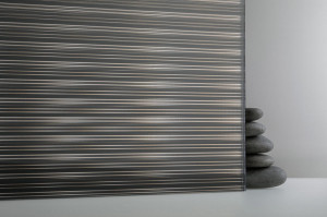 FSRT431 Стекло ткацкого станка Vivitela показано в конфигурации отражения с прослойкой прядей в черном цвете и стандартной отделкой Forms-surfaces