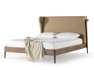 Двуспальная кровать с высоким изголовьем