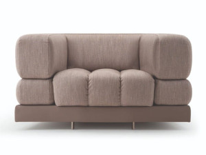 Тканевое кресло с подлокотниками