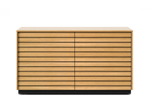 Деревянный шкаф с распашными дверями