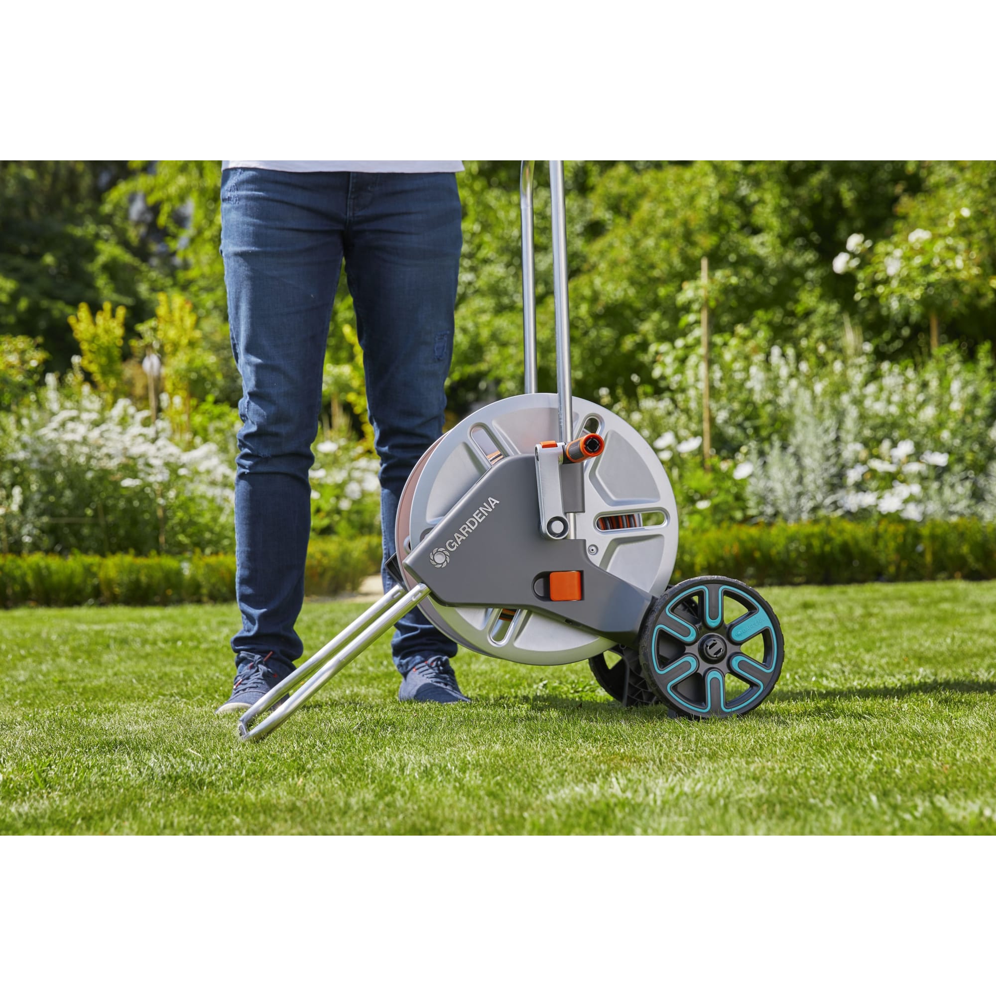 81273857 Тележка для шланга Gardena AquaRoll M с комплектом для полива Santreyd  - Вид №5