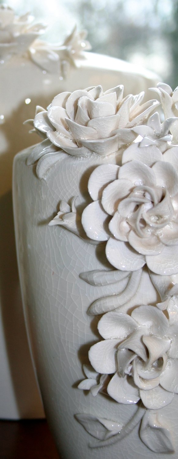 8161 778 a3 Декоративная керамическая ваза с орнаментом роза, 21 см, бежево-белая H-andreas  - Вид №5