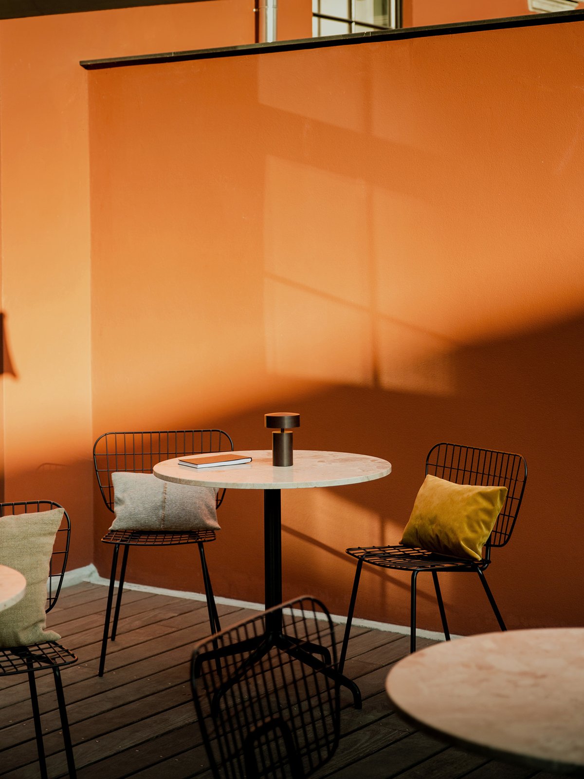 9332139 MENU Стол-колонна Harbour, круглый со звездообразным основанием Прилавок  - Вид №18