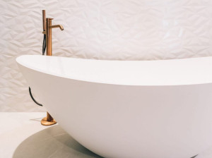 Овальная ванна в центре комнаты