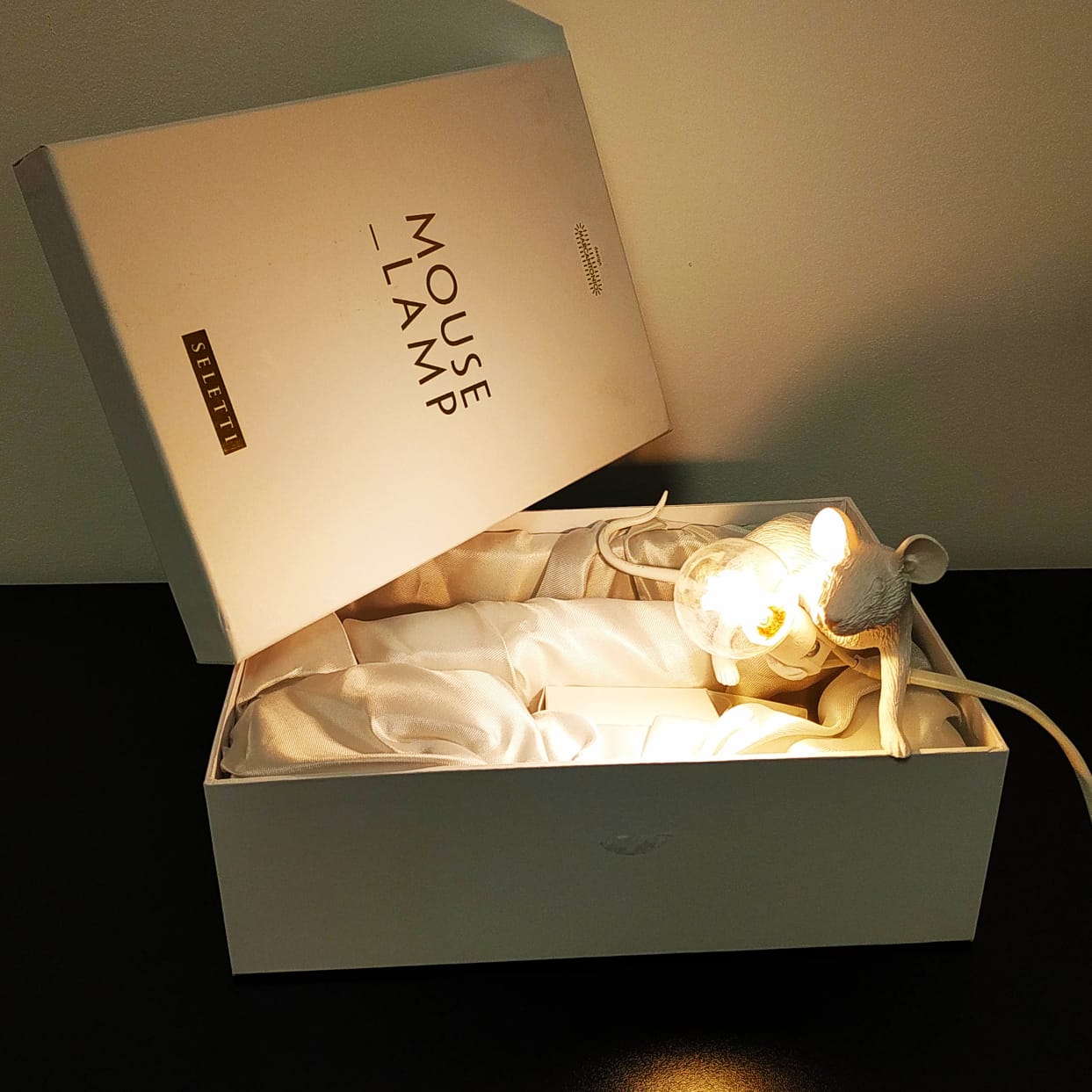 Seletti 14939 MOUSE SITTING grey лампа настольная мышь серая оранжевая лампа 115305 - Вид №2