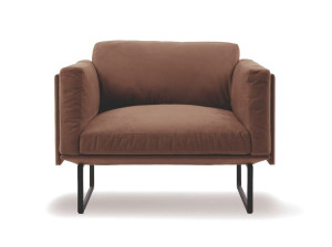 Тканевое кресло с подлокотниками