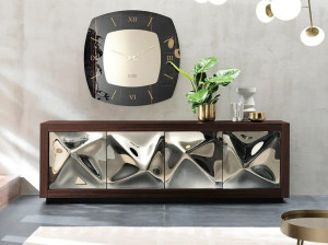 Деревянный шкаф с распашными дверями