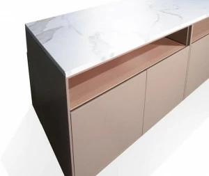 José Martínez Medina Низкий модульный блок для хранения офисных помещений из дерева с распашными дверцами