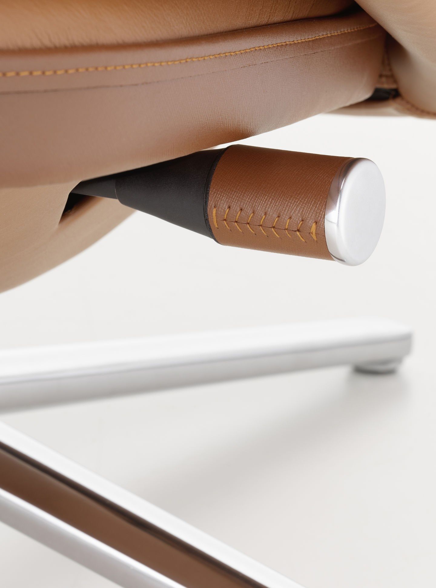 Кожаный спиц кресло с подголовником VITRA Grand Relax ARCH-00138583 - Вид №15