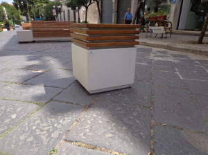 Открытый реконструированный каменный держатель для мусора