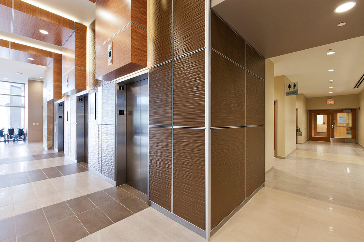 FSRT668 Система облицовки стен Levele с плавающими панелями и индивидуальными панелями из нержавеющей стали с льняной отделкой в ​​центре заботы и открытий, университет медицины Чикаго, Чикаго, Иллинойс Forms-surfaces  - Вид №18